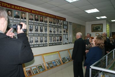 Стенд с фотографиями всех министров путей сообщения и наркомов НКПС, начиная с Мельникова