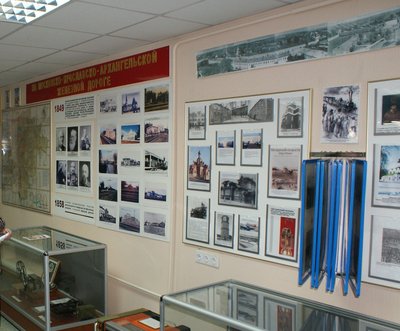 Стена с историческими фотографиями и картами