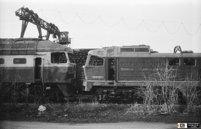 ТЭП70-006 и ТЭ109-001 в ПМС на ст. Гатчина-Варшавская.jpg
