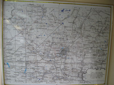Карта с нанесенной первой версией прокладки железной дороги через Александров (часть пути должна была пройти по центральной улице). На карту тонкой линией наложена существующая трасса.