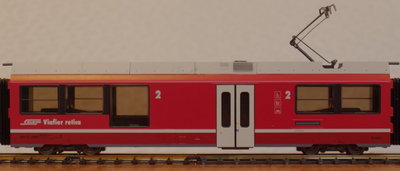 Средний вагон с салоном второго класса и низкопольной секцией.