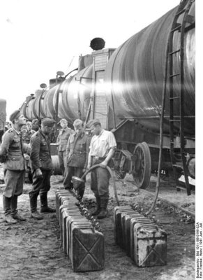 Bundesarchiv_Bild_101I-186-0166-02A,_Russland,_Treibstoff-Nachschub