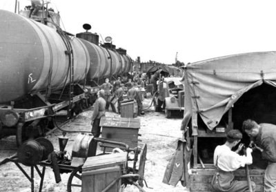 Bundesarchiv_Bild_101I-186-0166-04A,_Russland,_Treibstoff-Nachschub