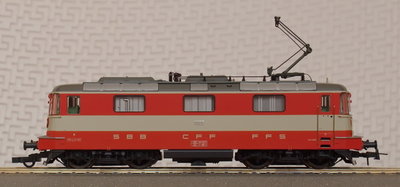 Re 4/4 II «Swiss Express» 11109 (Roco 62690).
