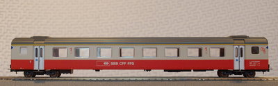 Вагон серии EW III «Swiss Express» с салоном 1-го класса (Liliput L388556) .