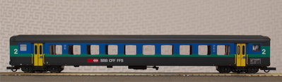 Вагон серии EW II с салоном 2-го класса (Roco 44496).