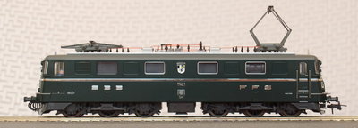 Кантональный локомотив Ae 6/6 11421 «Grischun» (Roco 63878).