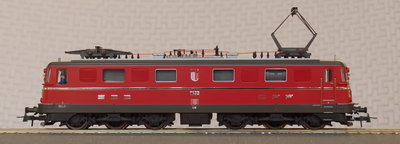 Кантональный локомотив Ae 6/6 11423 «Wallis» (Roco 62642).