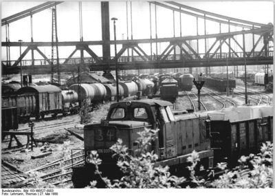 Bundesarchiv_Bild_183-W0527-0003,_Halle,_Güterbahnhof,_Rangier-Lok.jpg