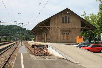 800px-Wettingen_Bahnhof_Güterschuppen_8580.jpg