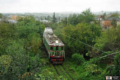 ВЛ22М-1664 с пригородным поездом Кутаиси - Ткибули на перегоне неподалеку от ст. Кутаиси-I.jpg