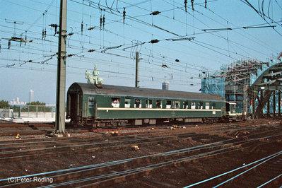 Schlafwagen der SZD in Köln Hbf. beim umsetzen (Scan vom Negativ), Sommer 1987.jpg