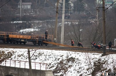 Процесс выгрузки новых рельсовых плетей на перегон блок-пост 1479 км - Подзамче, Украина/Львовская обл.<br />Автор: Прикарпатский партизан | Фото сделано 8.II.2013