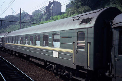 Sleeping-car Oostende - Moscow in Liege-Guilemins. Pic taken in the 1980's. To the rigth is a type K1 coach for local traffic.jpg
